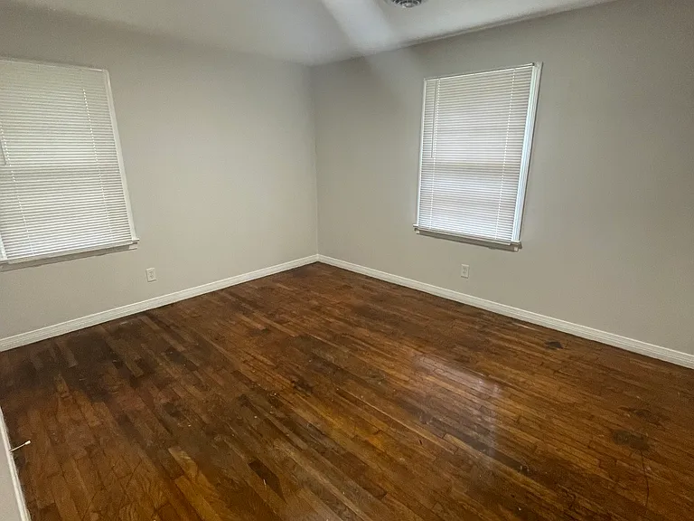 2304 Meadowview Dr — Photo 5