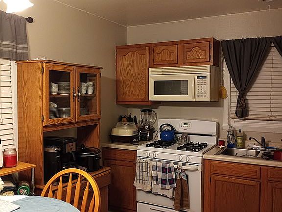 4th image of 3040 Louise St