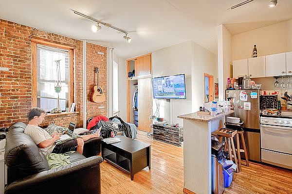 1st image of 423 E 9th St #7