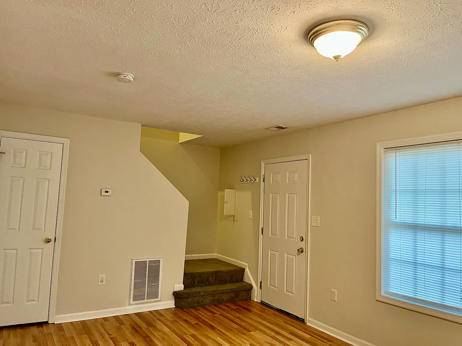 2 bed, 1.5 bath, 990 sqft, $1,600 — Photo 2