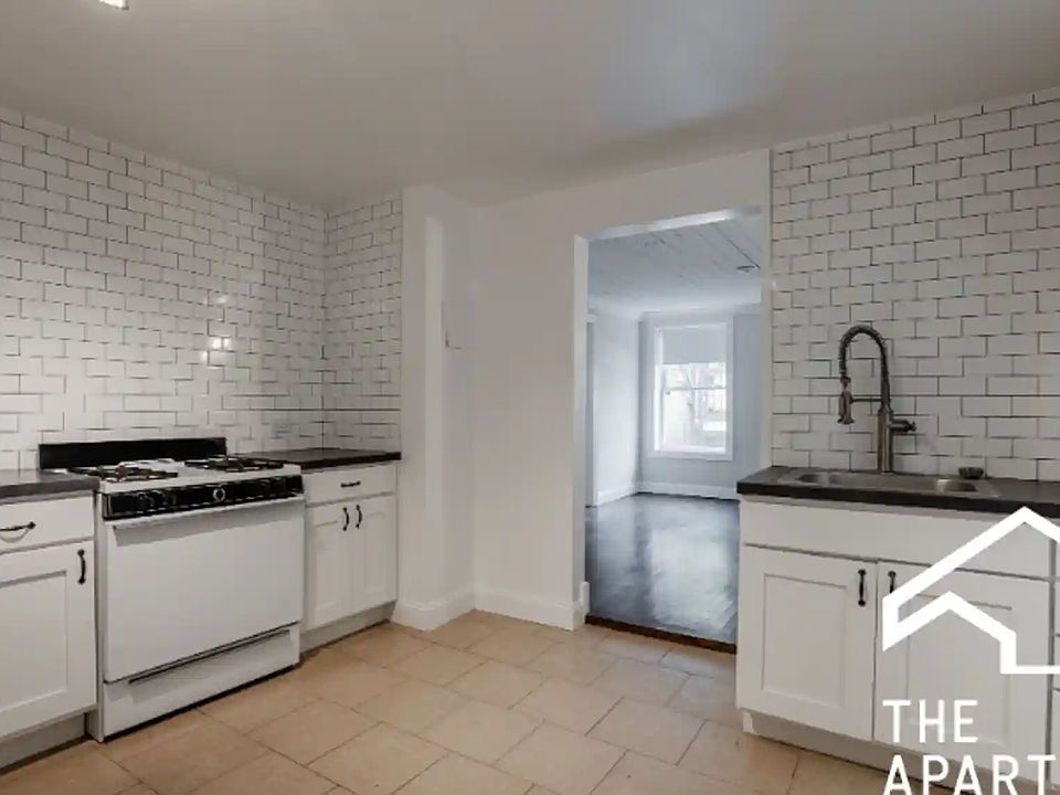 2nd image of 2223 N Hoyne Ave #1F
