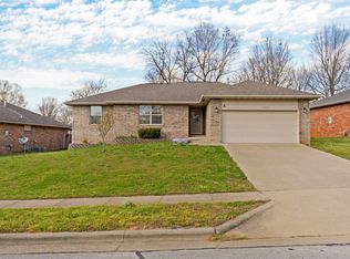 3879 W Parkridge Circle, Springfield, MO 65802