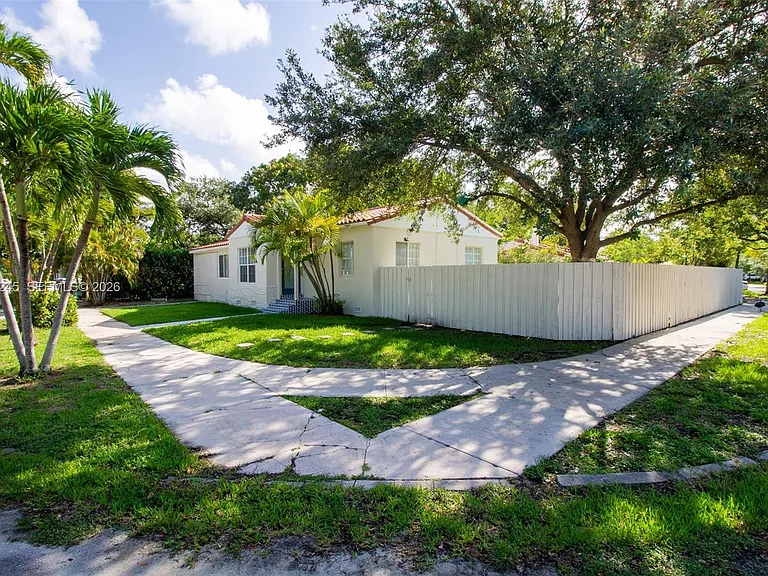 2727 Calusa St — Photo 1