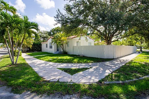 2727 Calusa St Photo 1