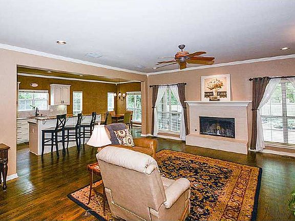 Open Floorplan with Hardwood