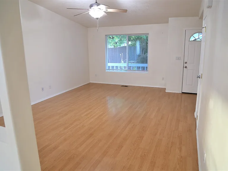 137 SW Wake Robin Ave — Photo 13