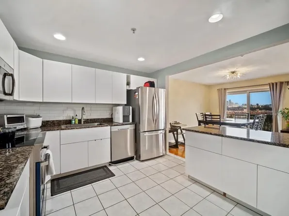 9 Legend Hills Drive image 11 of 19