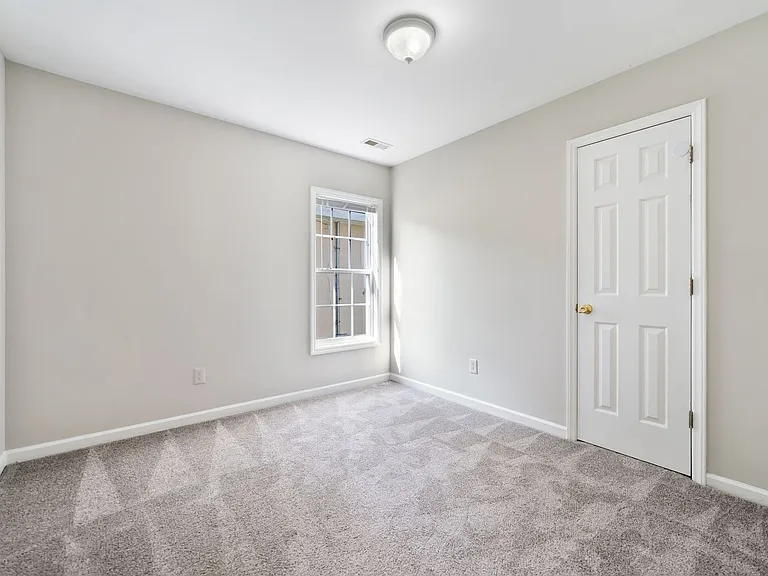 2306 N Oak Ridge Blvd — Photo 6