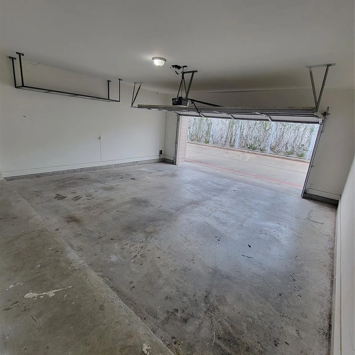 3 bed, 2.5 bath, 1674 sqft, $1,945 — Photo 3