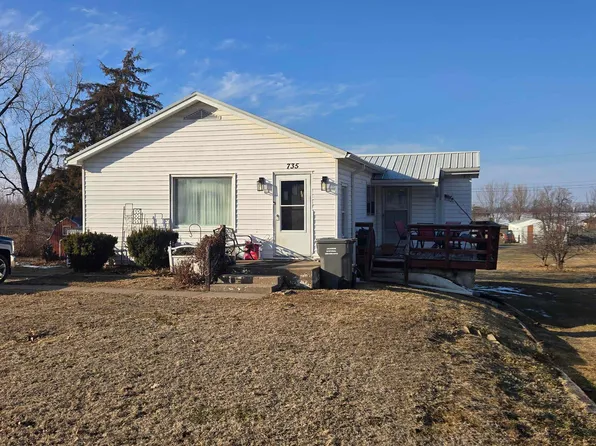 735 W 3rd St, Dallas City, IL 62330