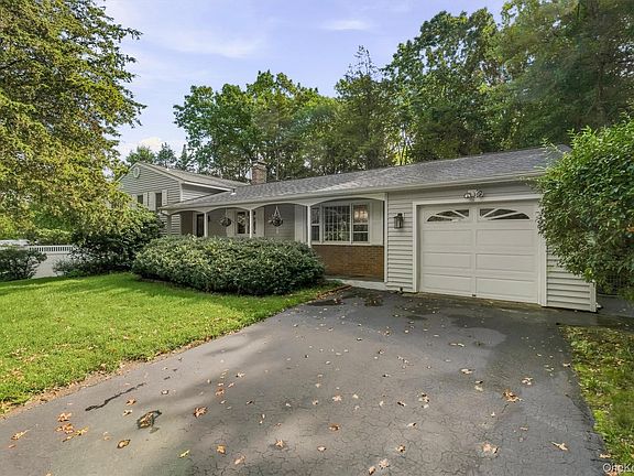 3rd image of 10 Oak Bend Road