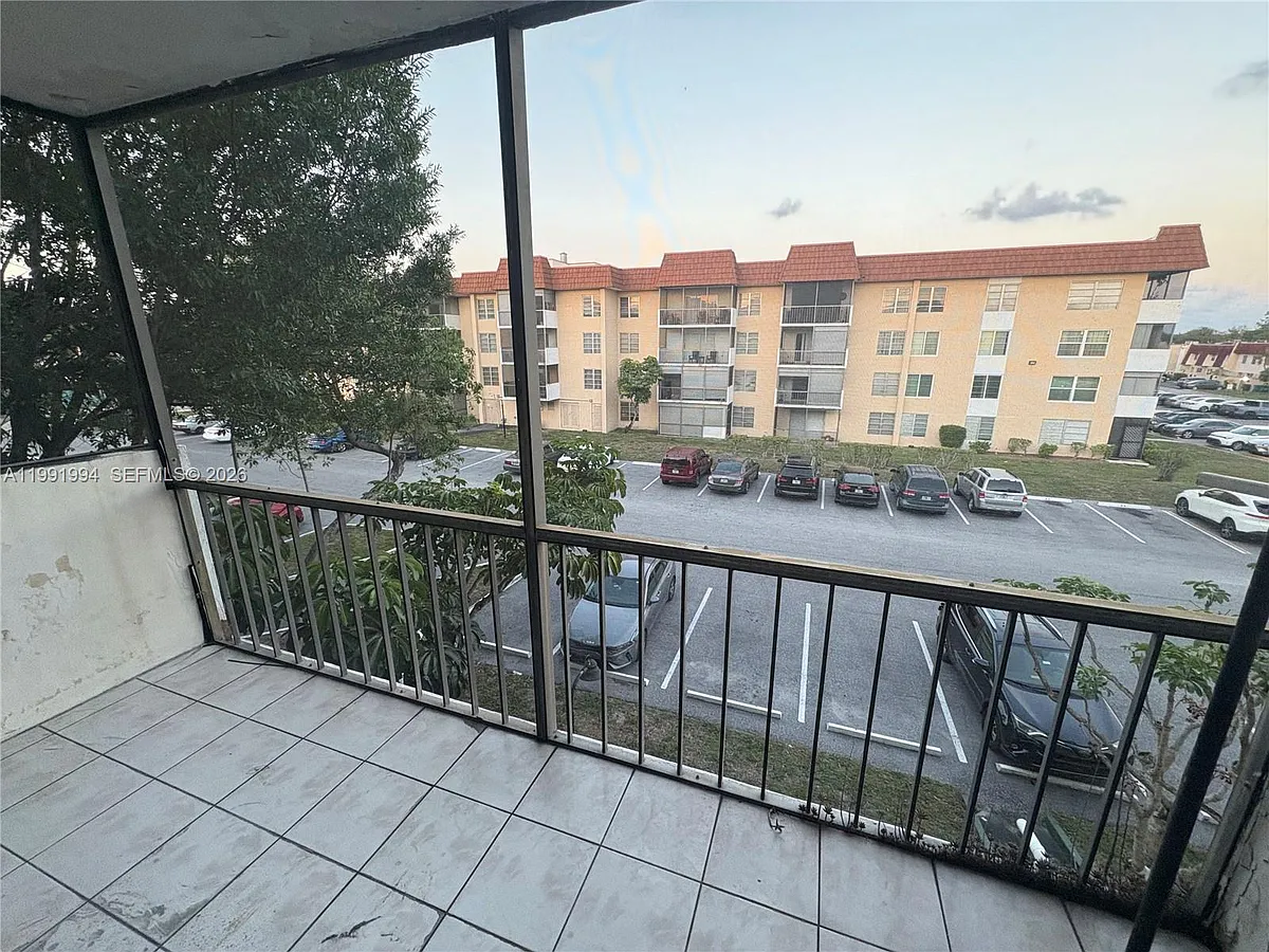 Building Photo - 4152 Inverrary Dr #303