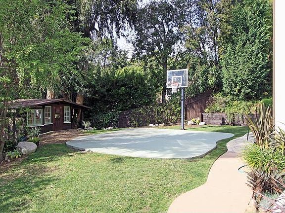 Backyard w/basketball hoop and playhouse