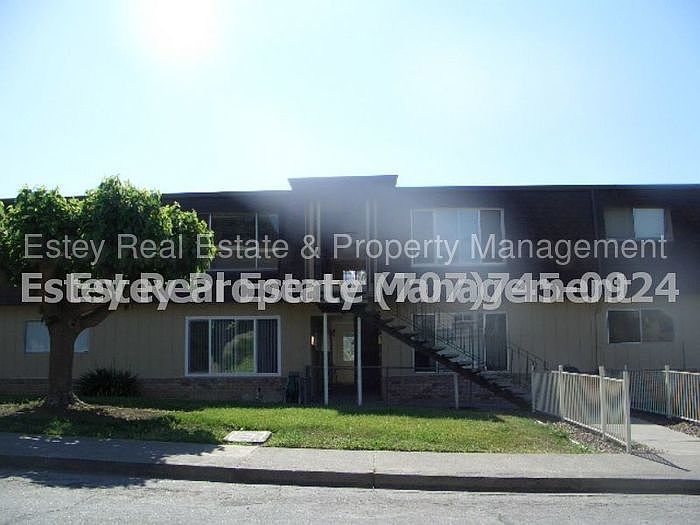 2nd image of 1122 E 6th St