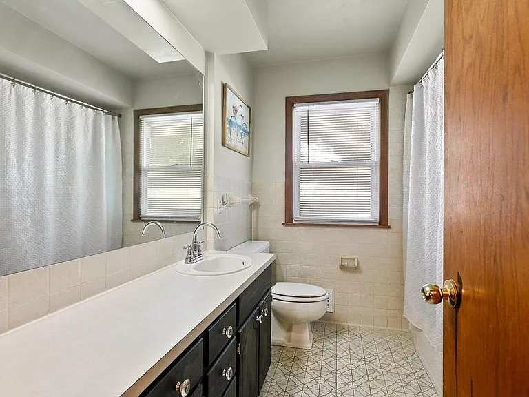 251 Stanley St E — Photo 10