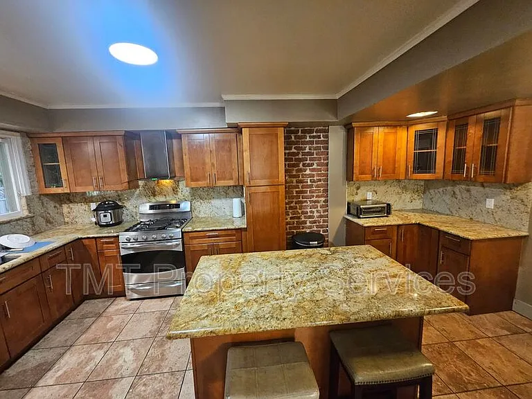 1214 N Pershing Ave — Photo 38