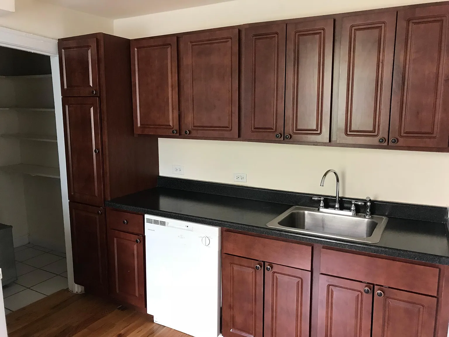2 bed, 1000 sqft, $2,200 — Photo 3