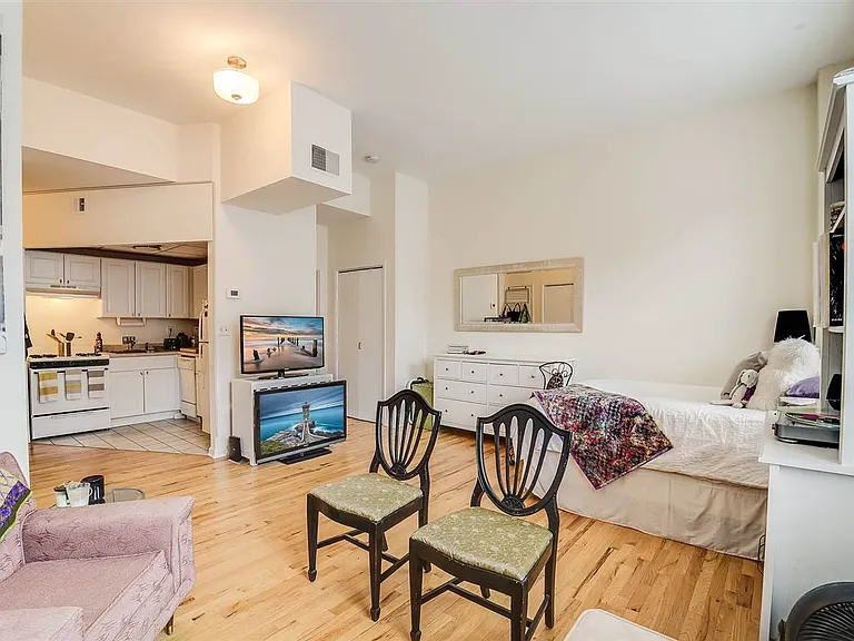 341 Monmouth St #305 — Photo 5
