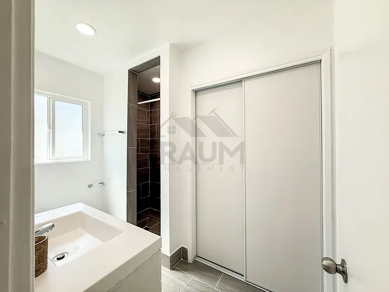 Villa East at Oxnard St. — Photo 32