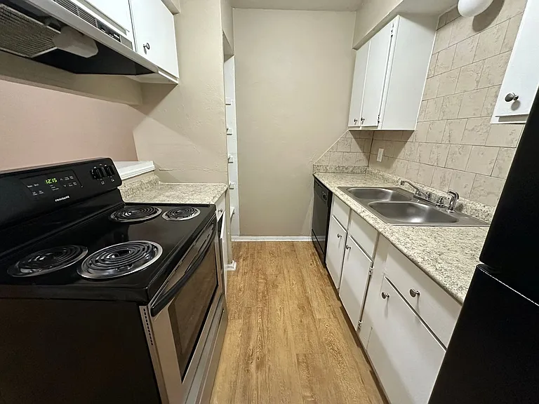 6016 Nw Expy #B — Photo 7