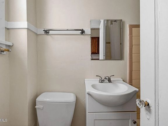 4th image of 42 Ten Eyck Ave #4