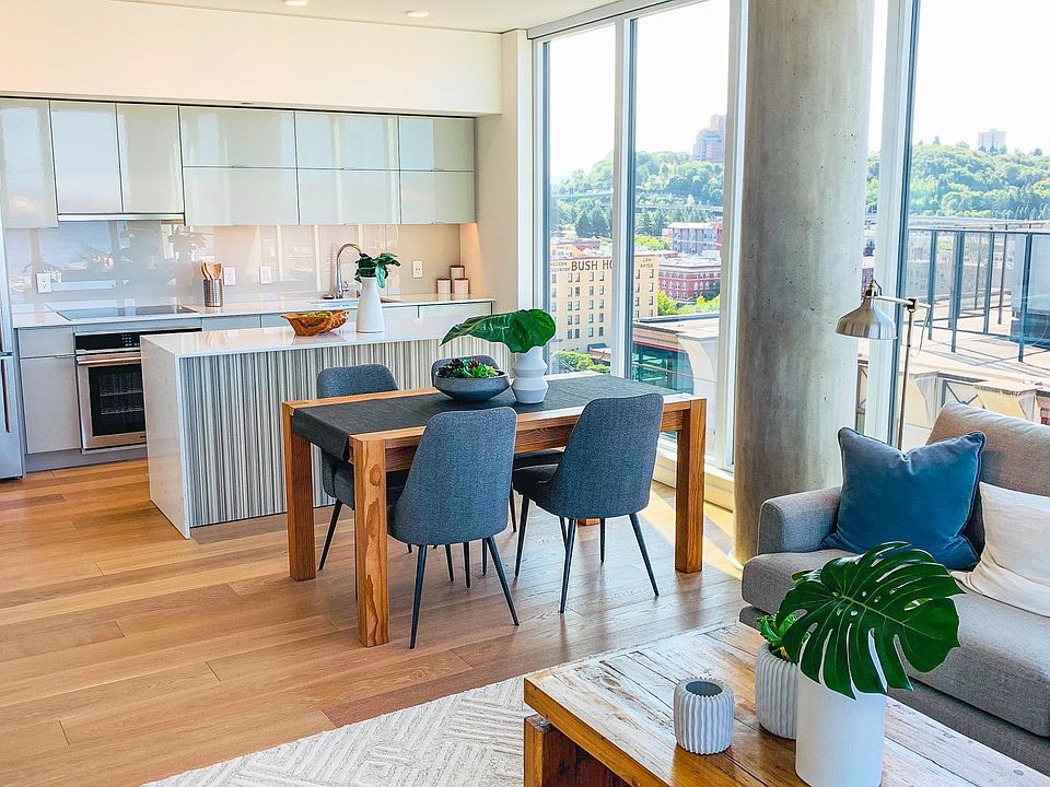 This is a model photo for illustrative purposes. The actual unit is on a higher floor with higher ceilings and better view.