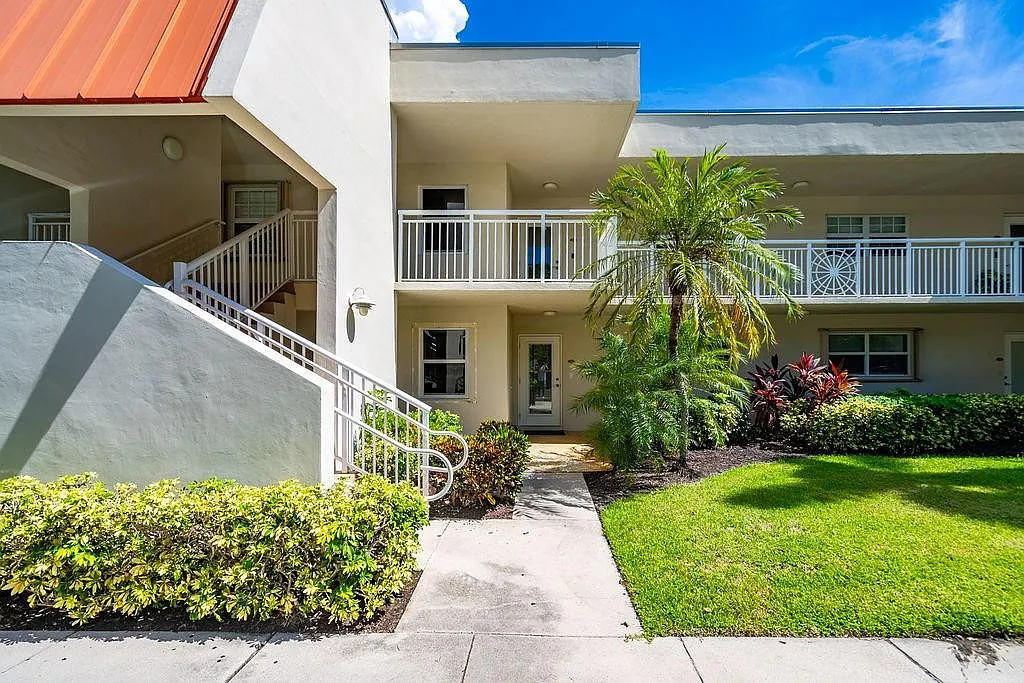 2 bed, 2.0 bath, 1056 sqft, $3,250 — Photo 2