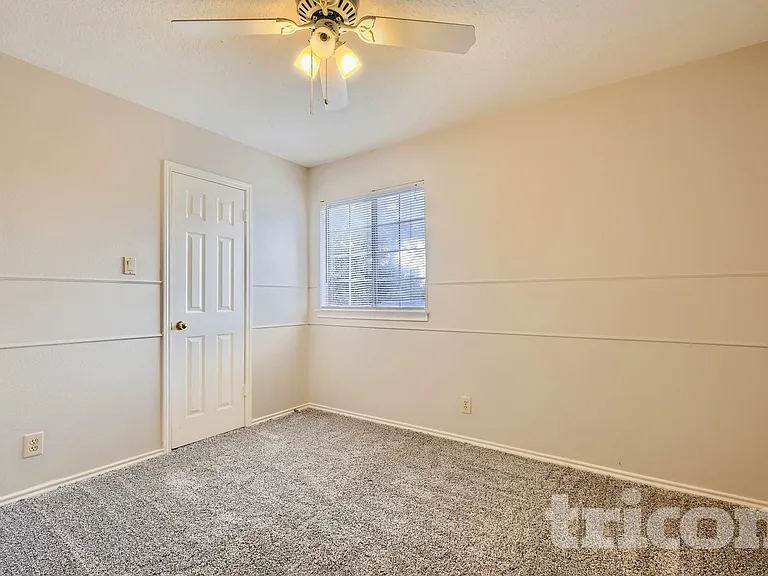 1215 Farnsworth Dr — Photo 5