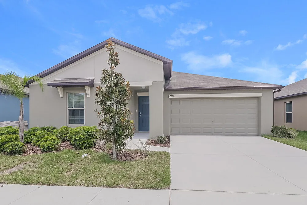 3 bed, 2.0 bath, 1561 sqft, $2,005 — Photo 1