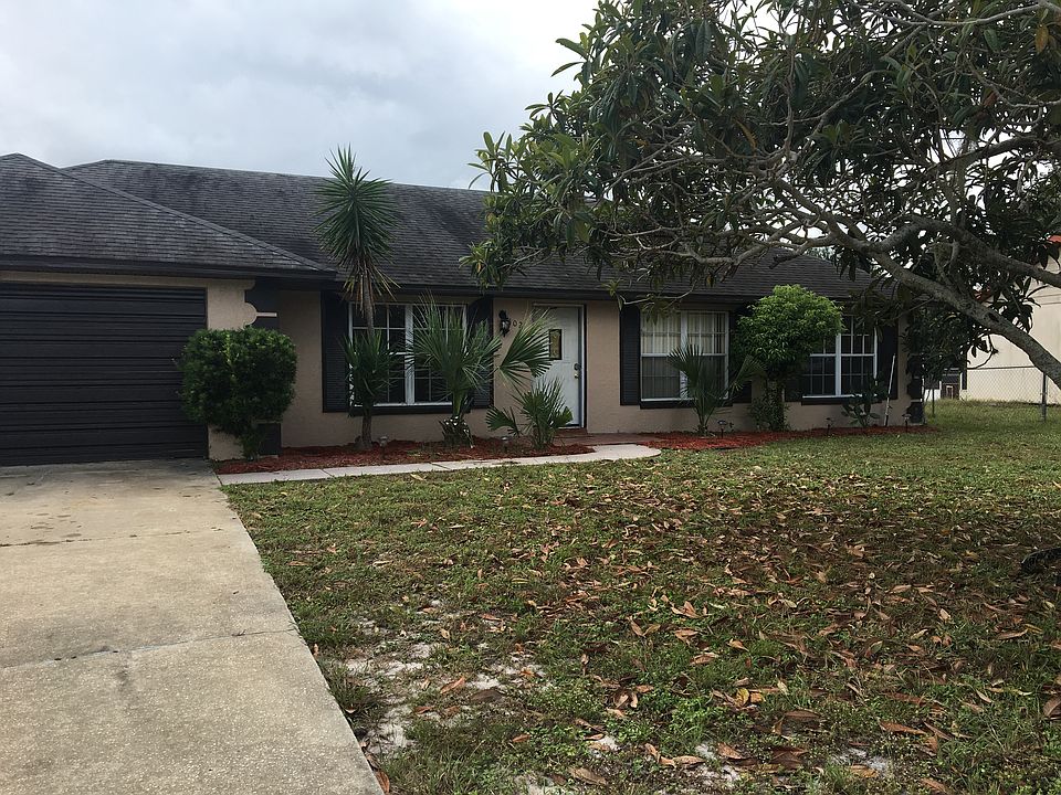2 car garage, newly painted