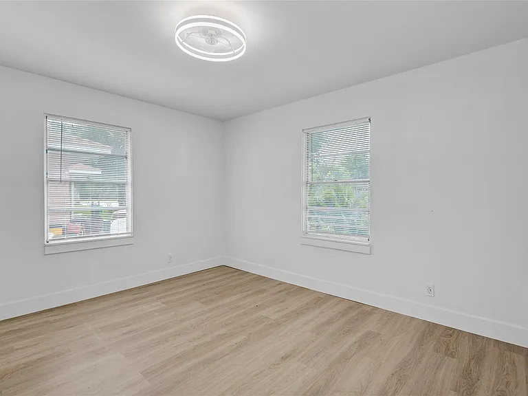 1412 W 10th St — Photo 21
