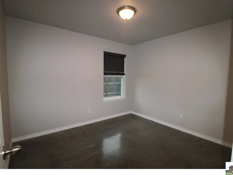 300 Lowes Blvd #B — Photo 18