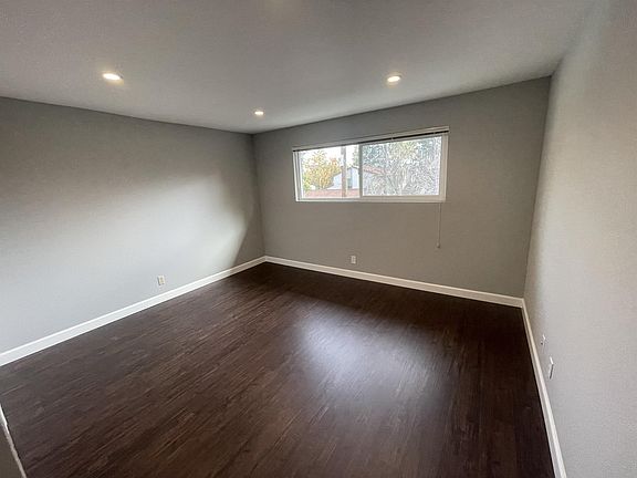 4th image of 935 Castlewood Dr APT 4