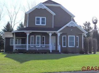 121 Sherwood Dr, Le Sueur, MN 56058