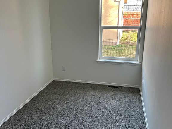 4th image of 325 W Avenue F #B