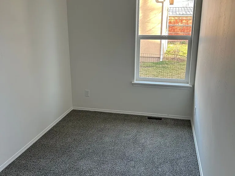 325 W Avenue F — Photo 4