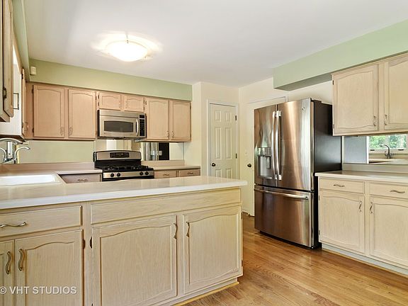 4th image of 44 Carlyle Ln