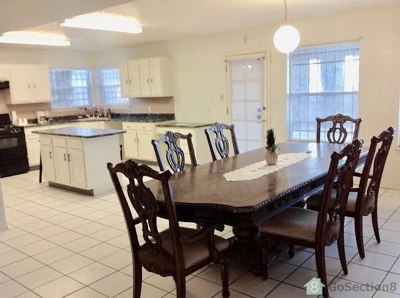 4 bed, 2.5 bath, 2307 sqft, $2,500 — Photo 3