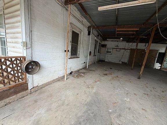 3rd image of 714 E Oak St