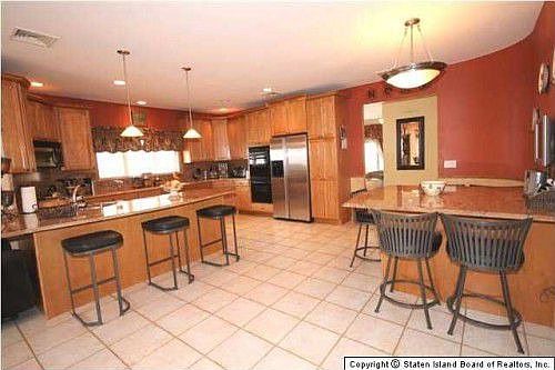 3rd image of 168 Lee Ave