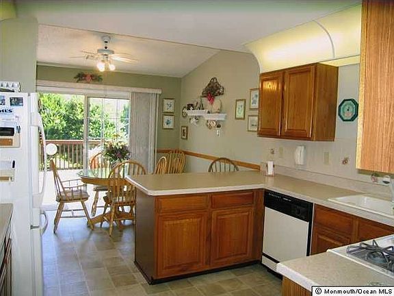 3rd image of 61 Portsmouth Dr