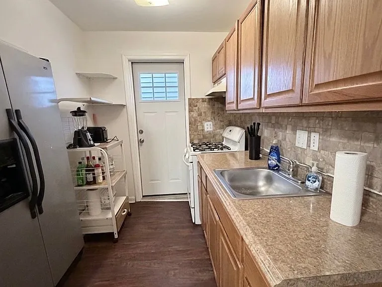 218 1st St #1 — Photo 3