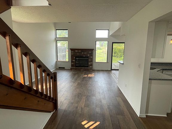 3rd image of 6 Eton Dr