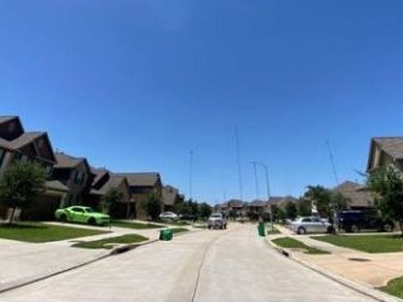 Exterior Neighborhood (street photo)