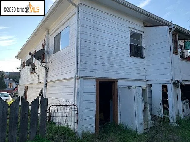 3248 Lynde St photo 1