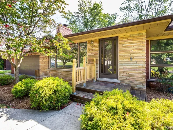 20692 Canal Dr, Grosse Ile, MI 48138