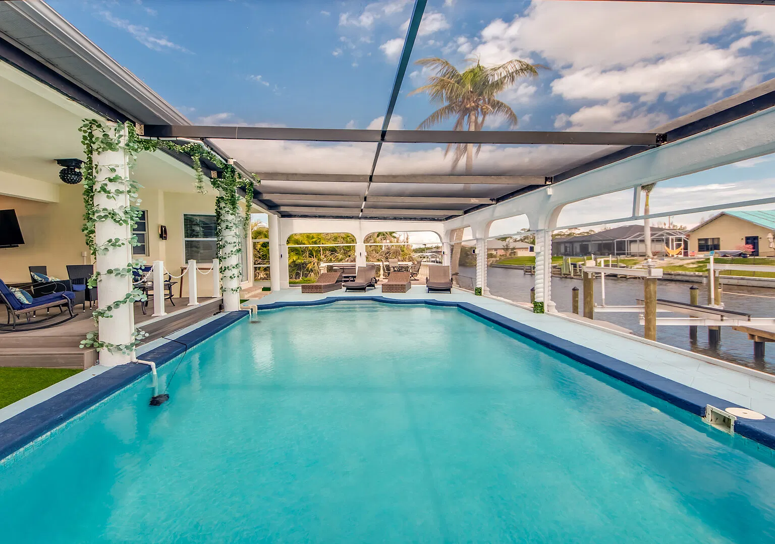 Golden Globe Canalfront Pool, Spa & Games — Photo 2