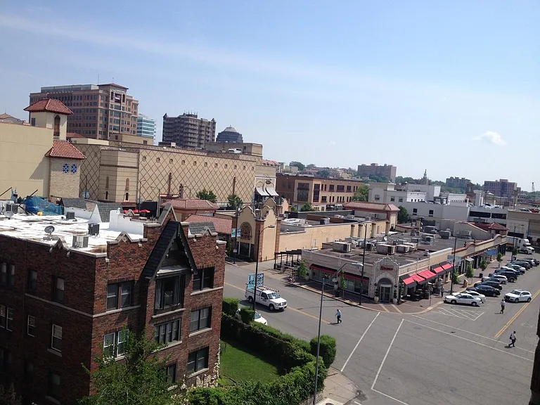Longfellow Apartments — Photo 16