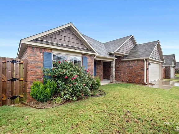 3rd image of 407 Driftwood St