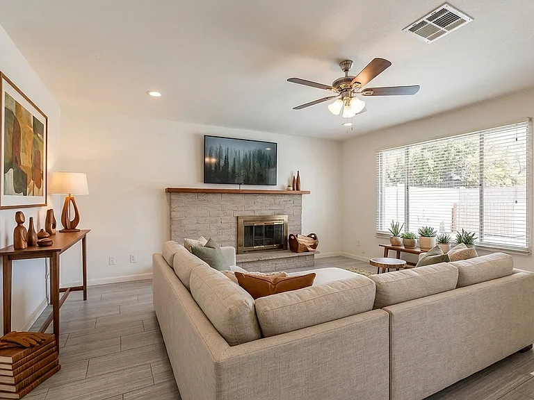 1262 E Hermosa Dr — Photo 2